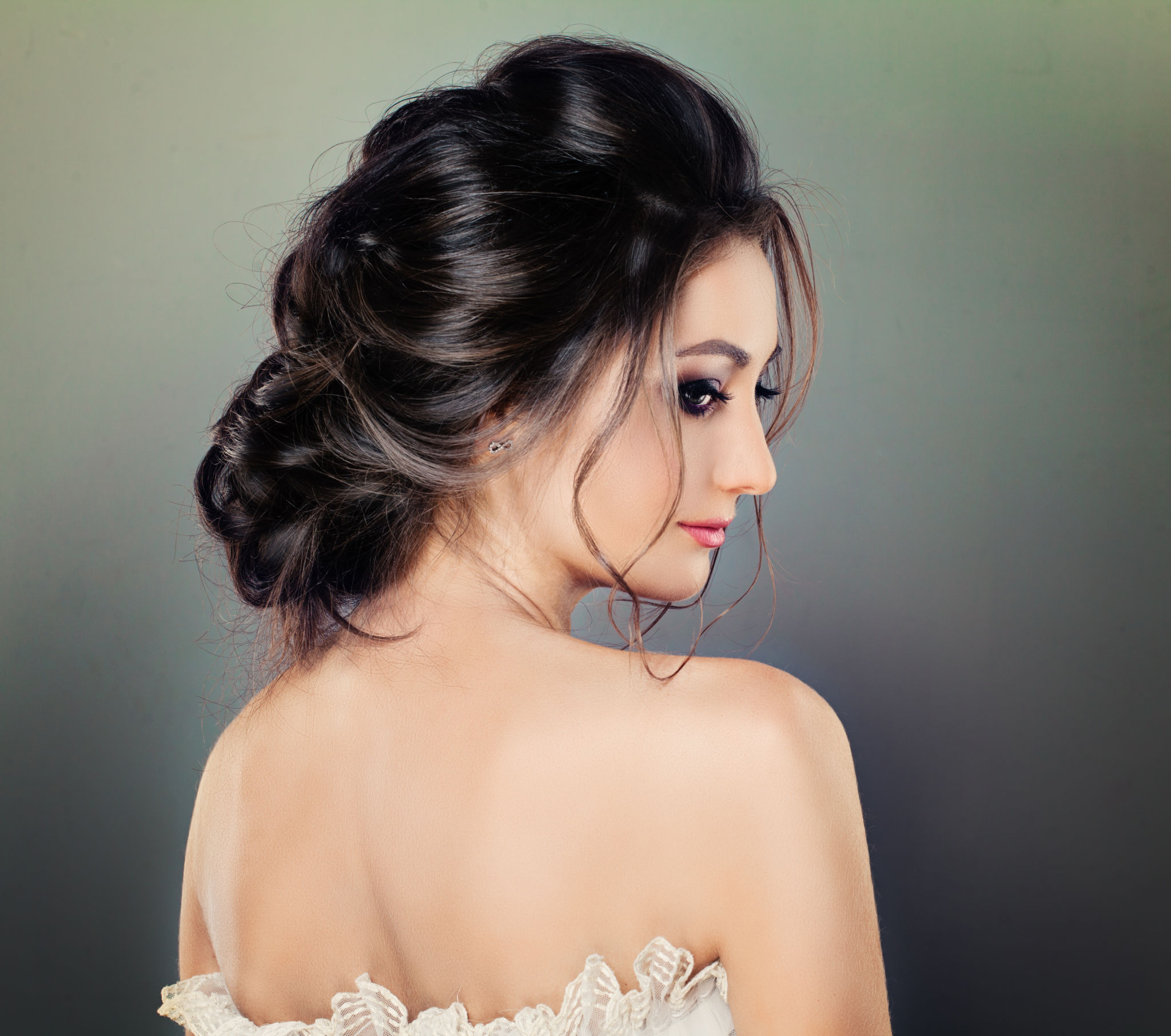 Beautiful Woman with Wedding Hairstyle and Perfect Makeup, Fashion Portrait